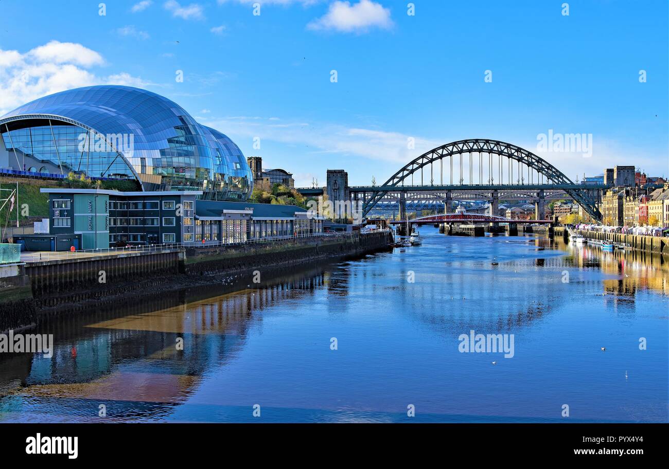 Perfect Blue Skies sobre el río Brew, creando reflexiones prístino de la interesante arquitectura en Gateshead. Foto de stock