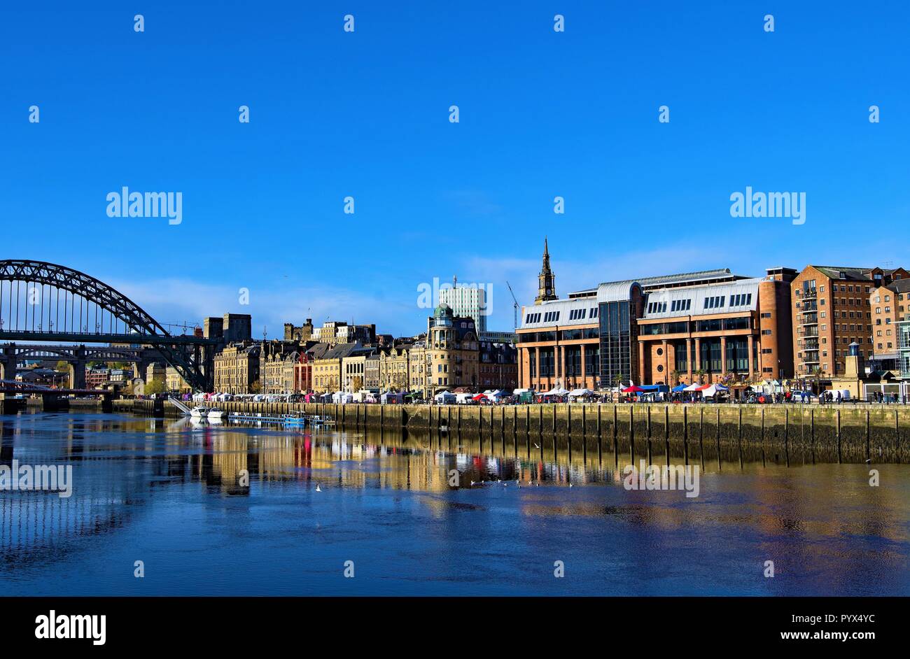 Perfect Blue Skies sobre el río Brew, creando reflexiones prístino de la interesante arquitectura en Gateshead. Foto de stock