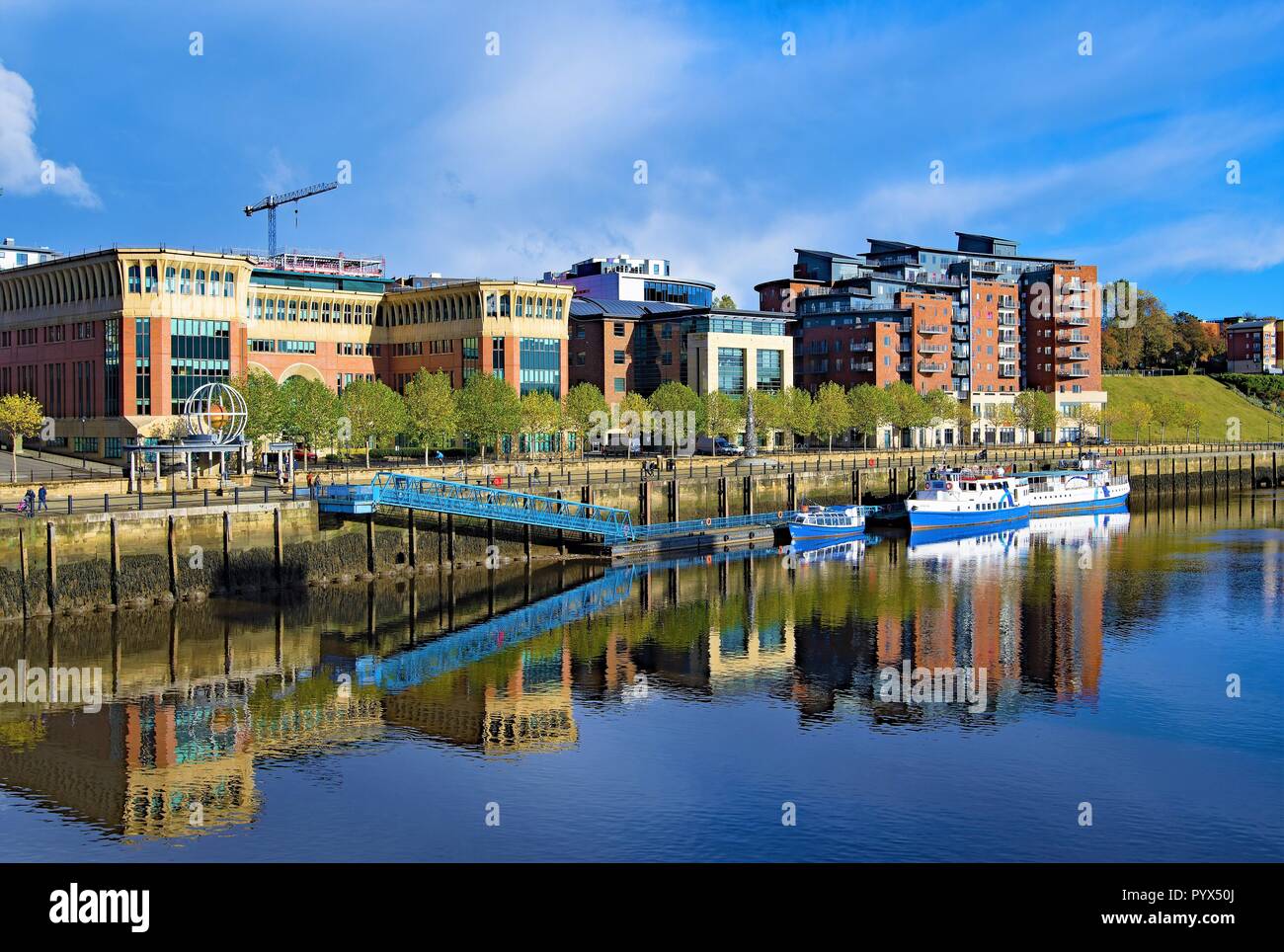 Perfect Blue Skies sobre el río Brew, creando reflexiones prístino de la interesante arquitectura en Gateshead. Foto de stock