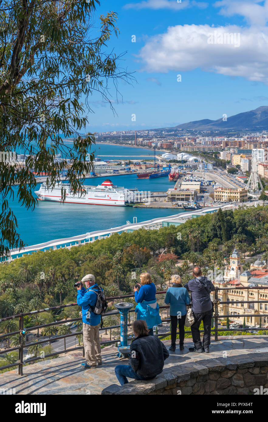 Vistas de la ciudad desde el Castillo de Gibralfaro, Málaga, Costa del Sol, Andalucía, España. Foto de stock