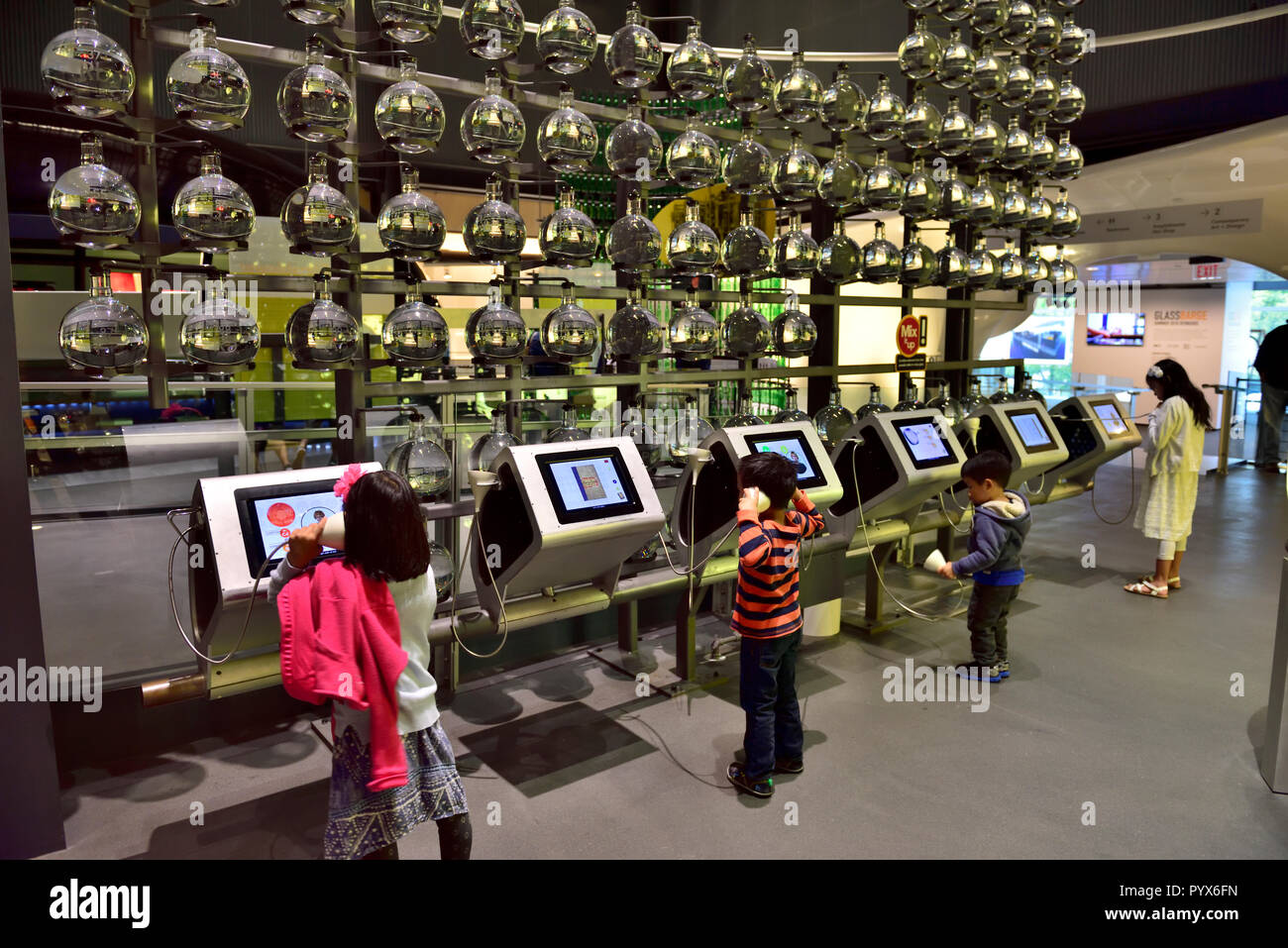 Dentro de sala de exposiciones en el Museo del Vidrio de Corning, Corning, región de los lagos Finger, Nueva York, Estados Unidos. Foto de stock