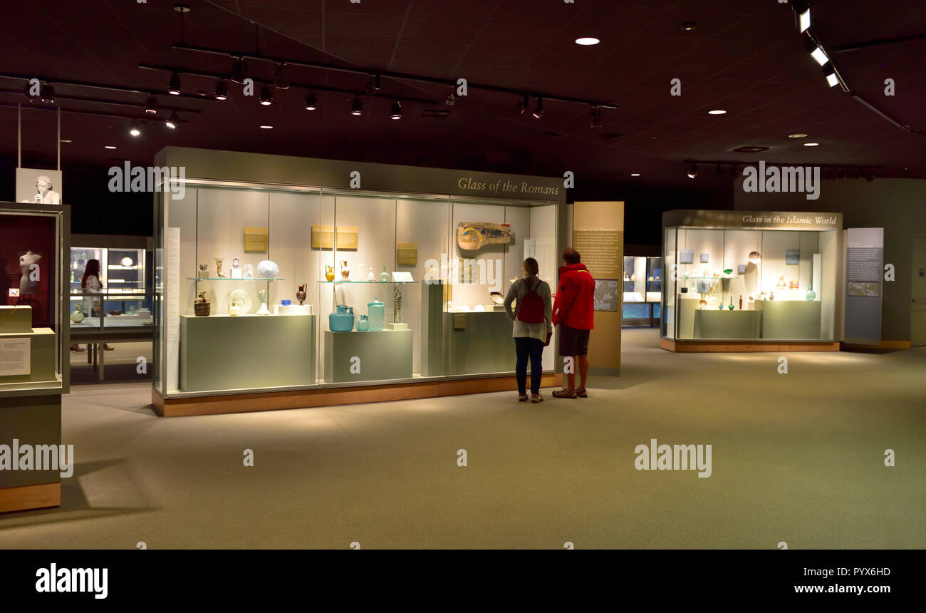 Dentro de sala de exposiciones en el Museo del Vidrio de Corning, Corning, región de los lagos Finger, Nueva York, Estados Unidos. Foto de stock