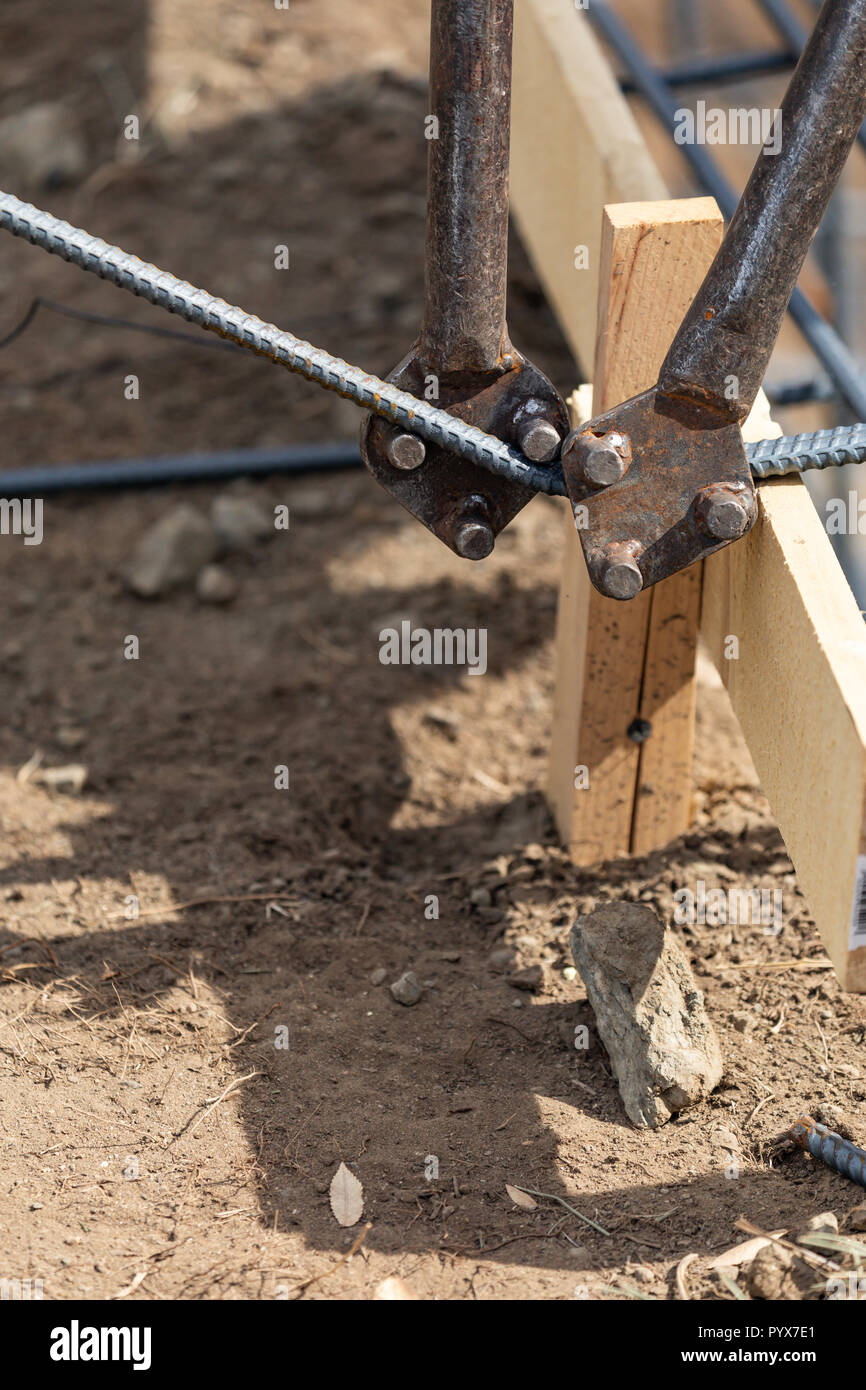 Trabajador utilizando herramientas para doblar el rebar de acero en lugar  de construcción Fotografía de stock - Alamy