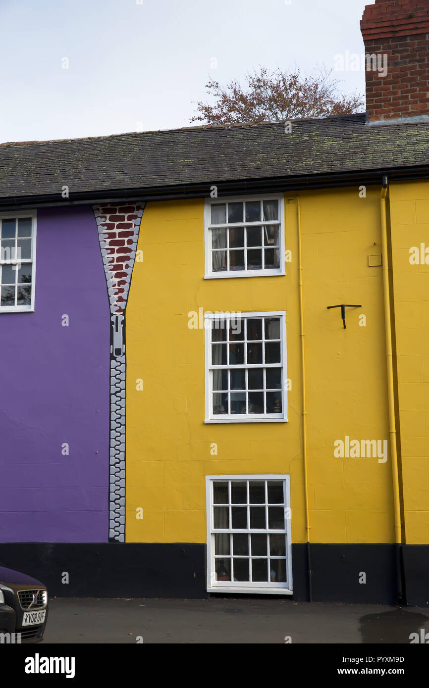 Violeta , amarillo y azul casas en Bishops Castle, Reino Unido Fotografía  de stock - Alamy