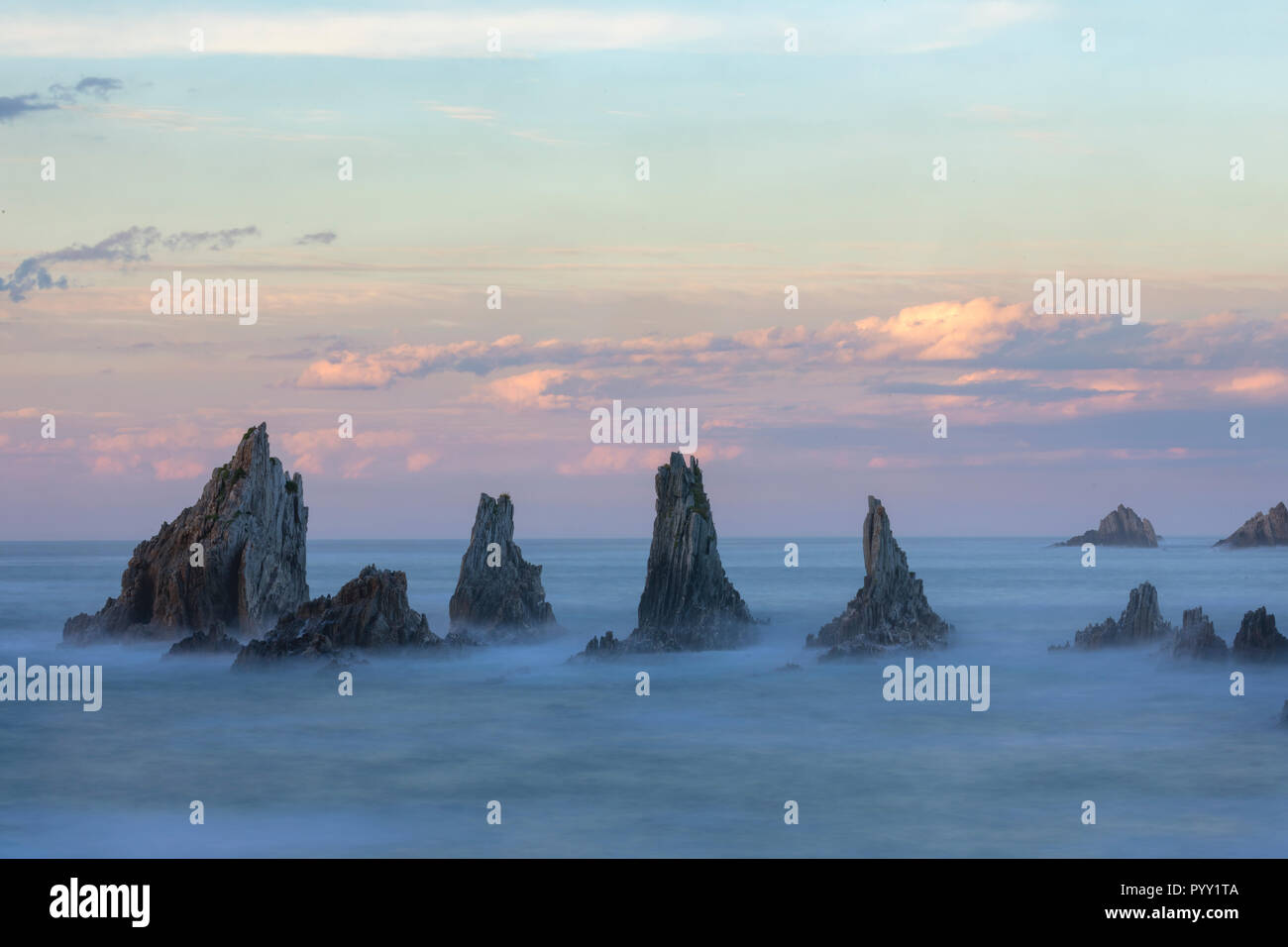 La Playa de Gueirua, Santa Marina, Asturias, España, Europa Foto de stock