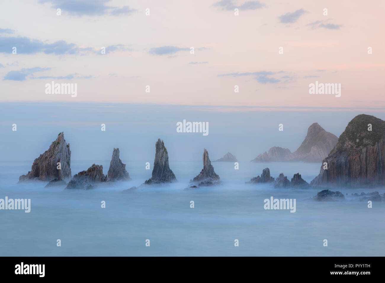 La Playa de Gueirua, Santa Marina, Asturias, España, Europa Foto de stock