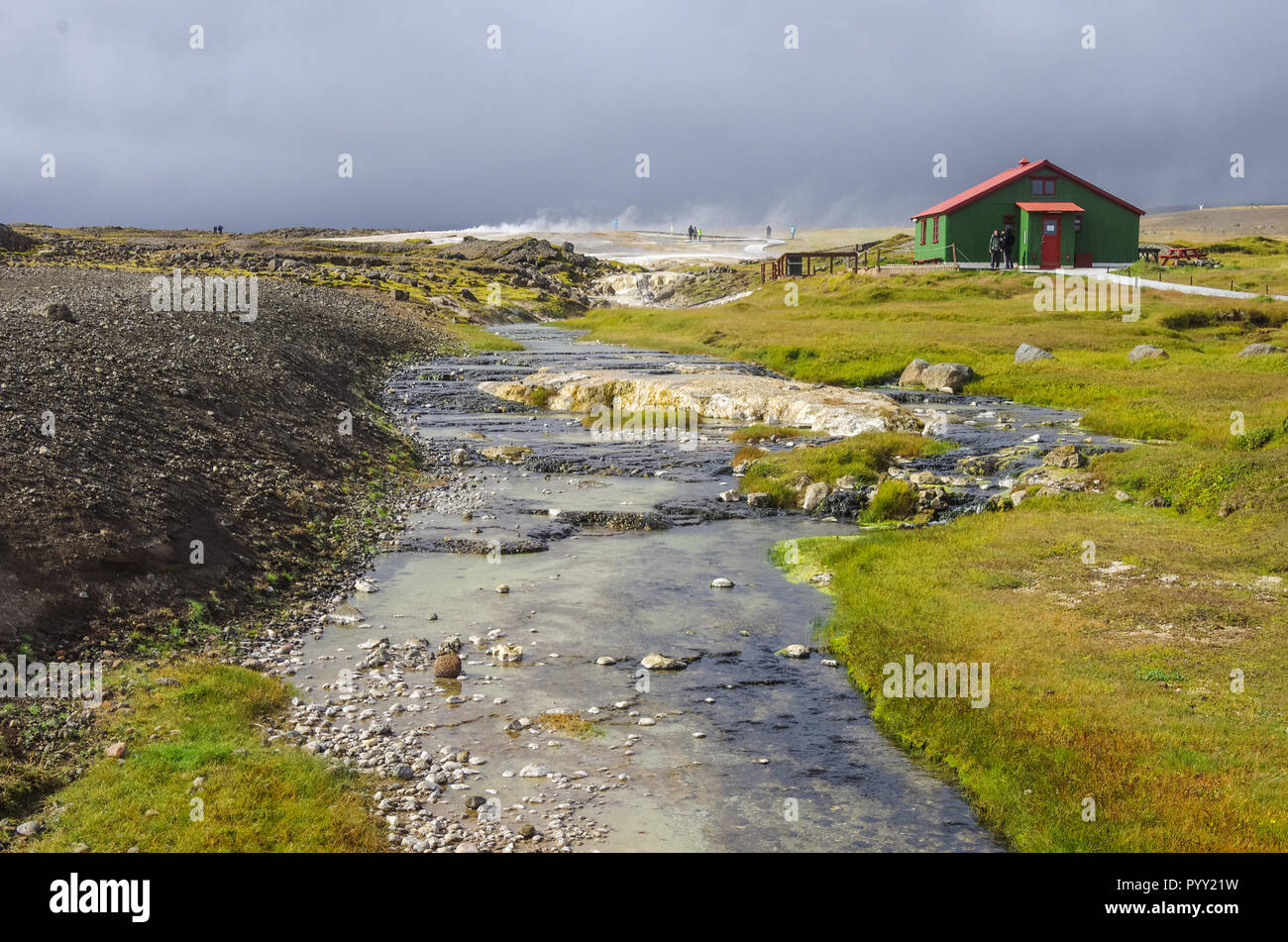El vapor caliente procedente del agua hirviendo en la central de Islandia en el área geotérmica El vapor caliente procedente del agua hirviendo en la central de Islandia en el área geotérmica