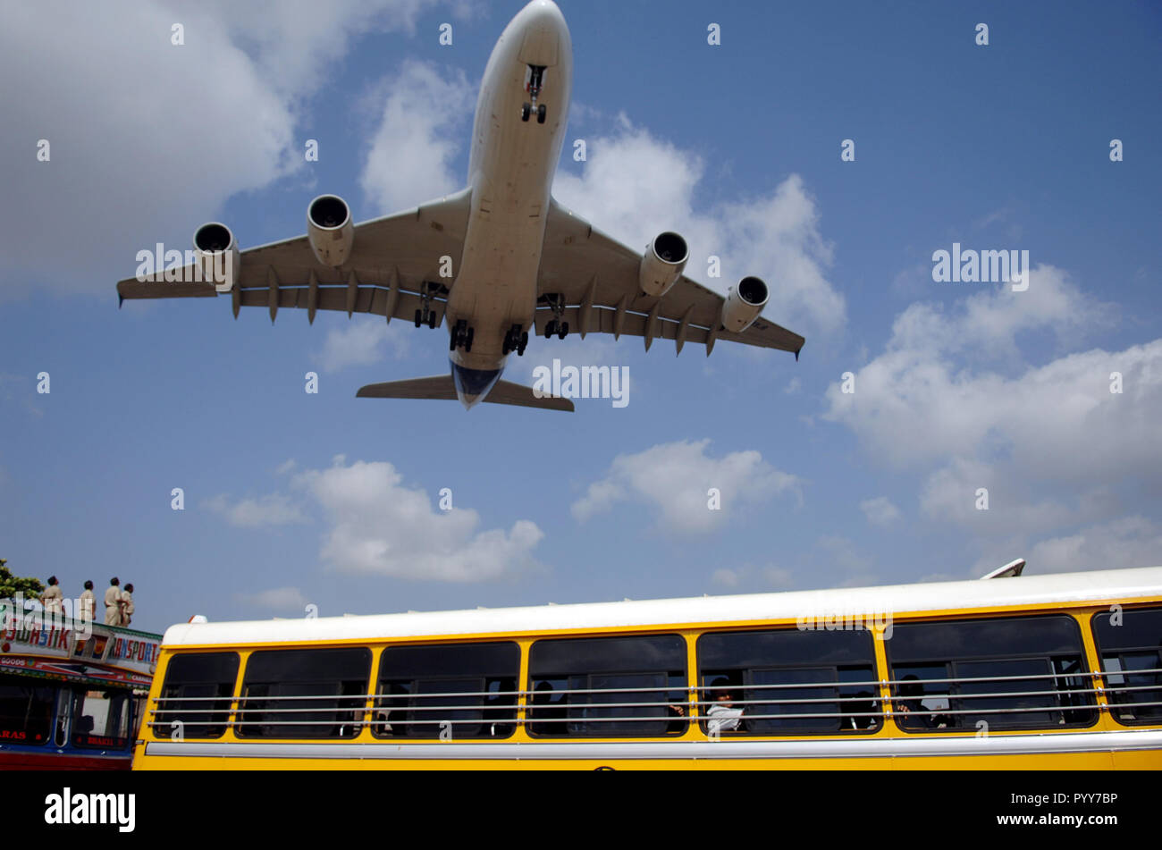 Los aviones que aterrizan en el aeropuerto internacional de Chhatrapati Shivaji, Mumbai, Maharashtra, India, Asia Foto de stock