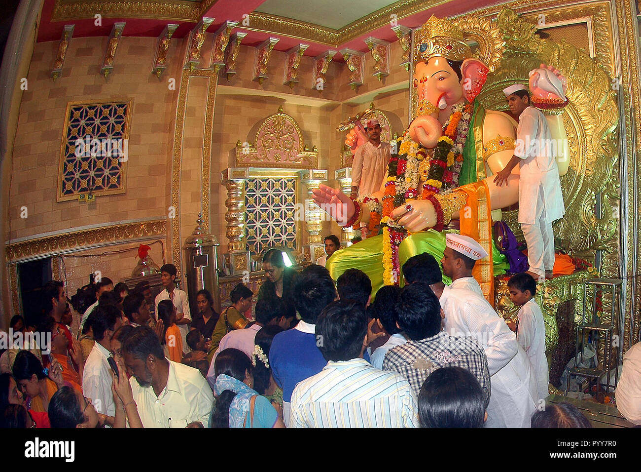 El dios hindú Ganesh Sarvajanik Ganeshotsav Mandal Putlabai Chawl, Lalbaug, Lal baug, Parel Bombay Mumbai Maharashtra India Foto de stock