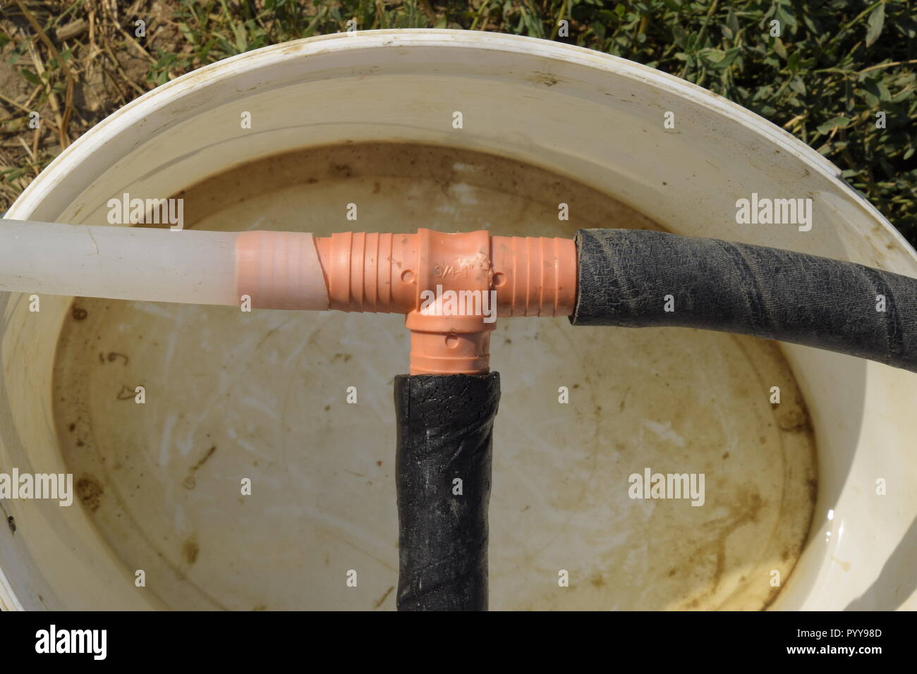 La conexión de la manguera para regar el jardín. Mangueras y accesorios de  riego Fotografía de stock - Alamy
