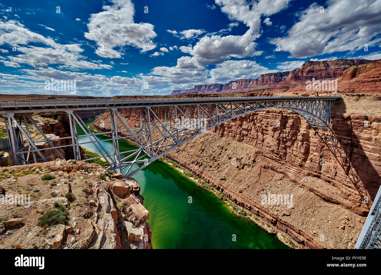 Puente Navajo, cañón de mármol y acantilados Vermillion, Arizona, EE.UU., América del Norte Foto de stock