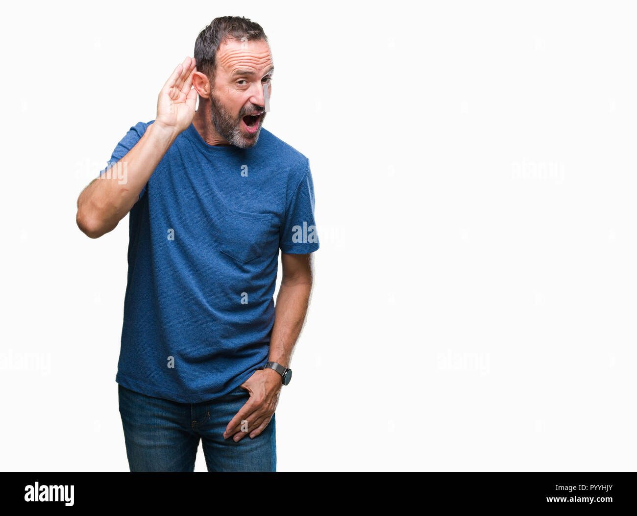 Edad media canoso hombre senior sobre antecedentes aislados sonriente