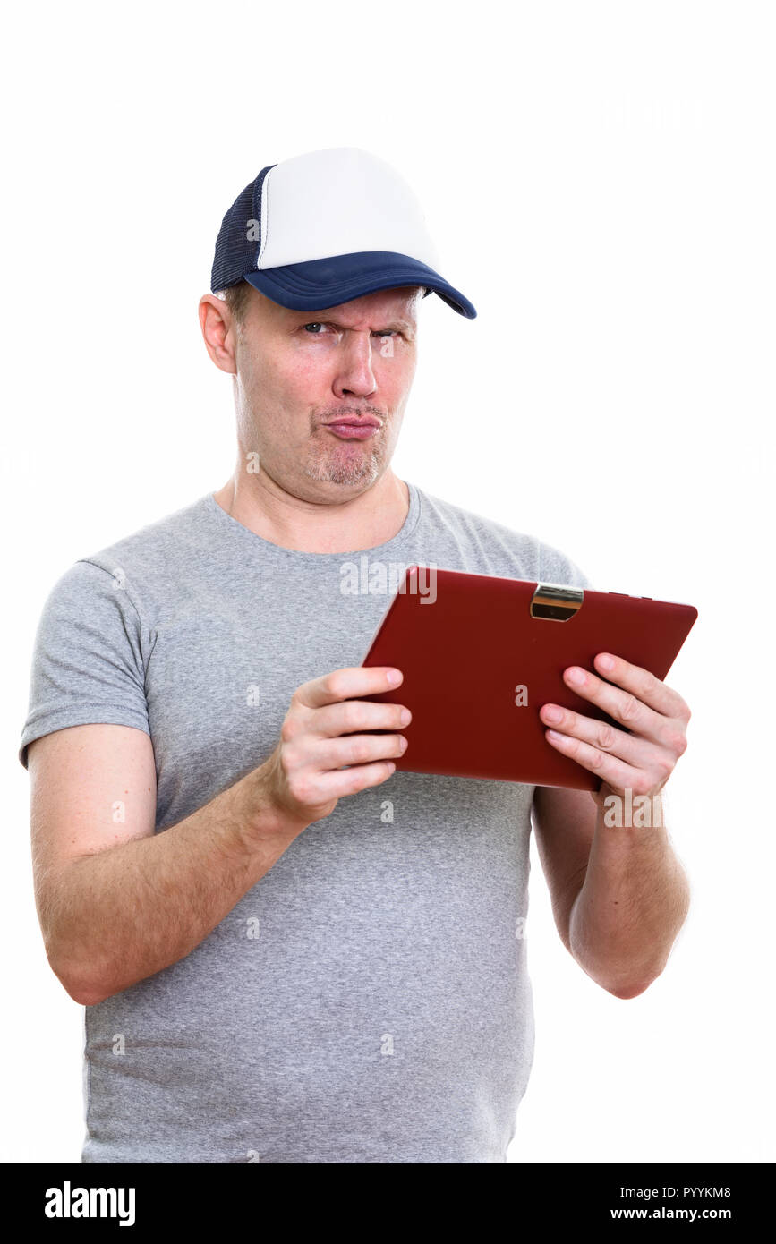 Foto de estudio de hombre maduro con tableta digital mientras piensa Foto de stock