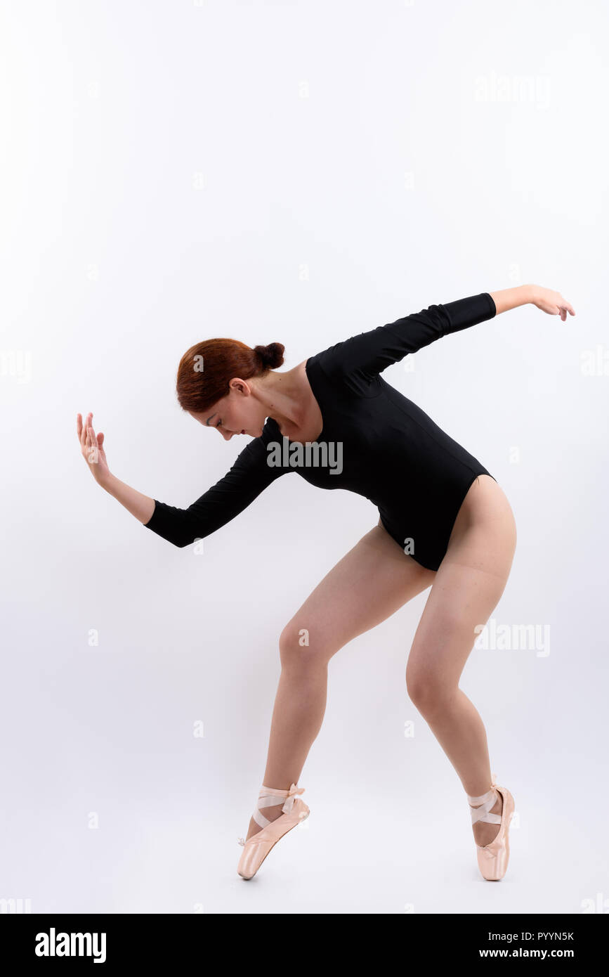 Filmación completa del cuerpo de la mujer bailarina de ballet posando Foto de stock