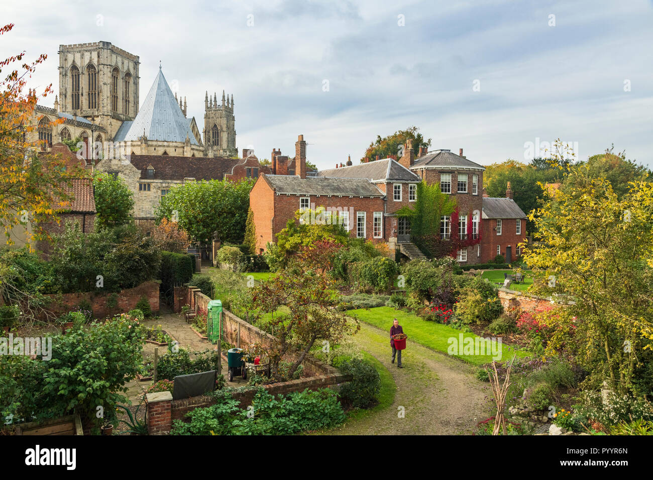 Vista panorámica de los edificios históricos de las murallas de la ciudad - Grises Corte (jardinero) Ministro de Trabajo y la Casa del Tesorero, York, North Yorkshire, Inglaterra, Reino Unido. Foto de stock