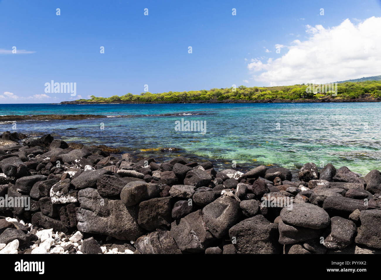 Vista de kealakekua Bay en la isla más grande de Hawai. Cristalinas aguas azul-verde en la costa de Bahía; en segundo plano Foto de stock