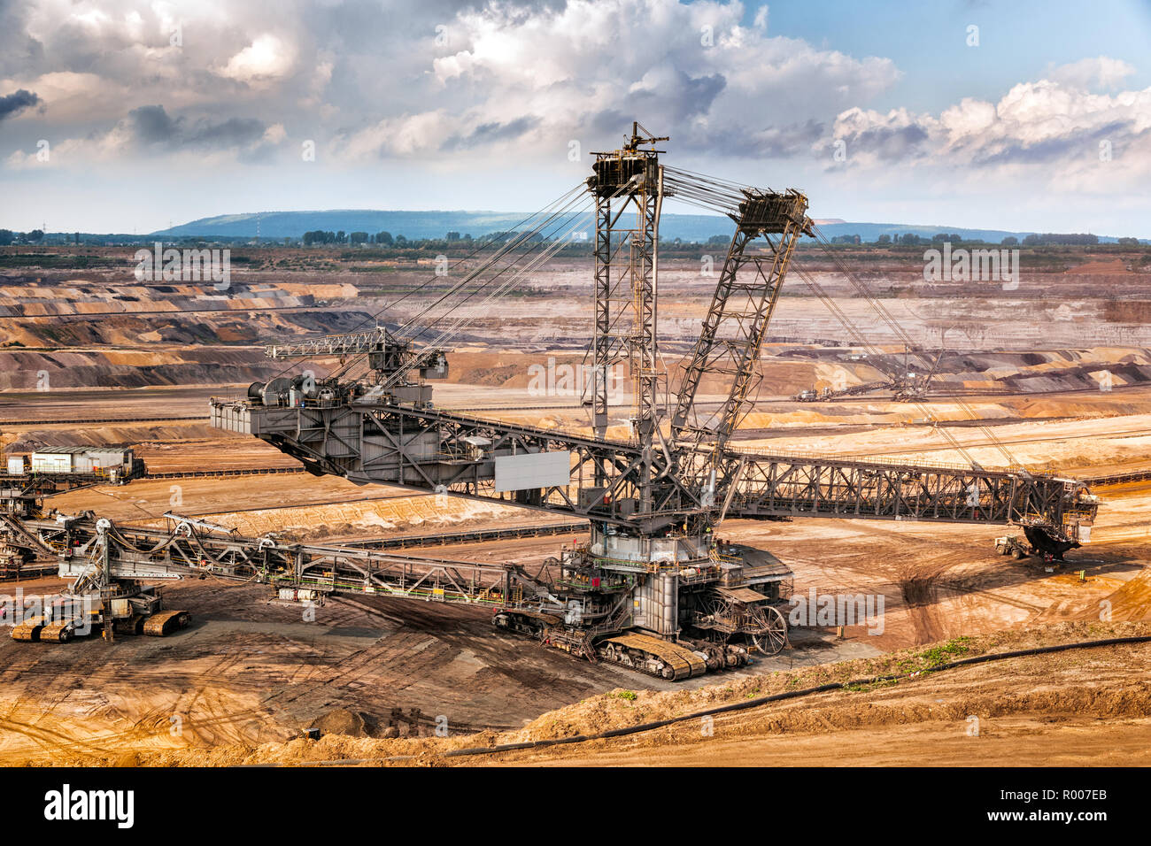 Equipos de minería del carbón marrón en una mina a cielo abierto. Foto de stock