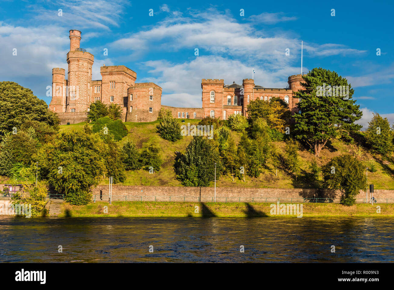 El castillo de Inverness y el río Ness, en las Tierras Altas de Escocia Foto de stock