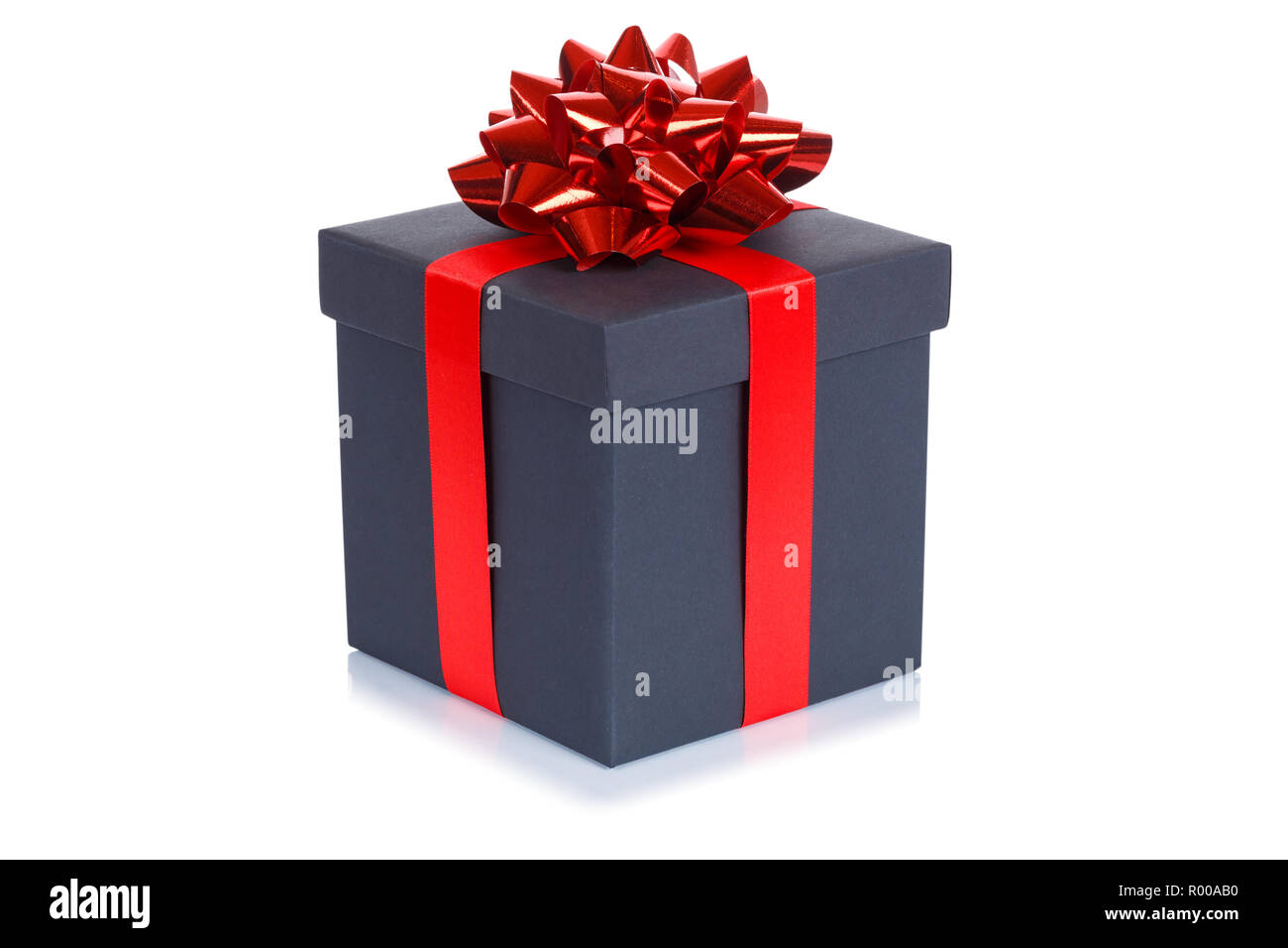 Regalo de Cumpleaños regalo de navidad caja negra aislado sobre un fondo  blanco Fotografía de stock - Alamy