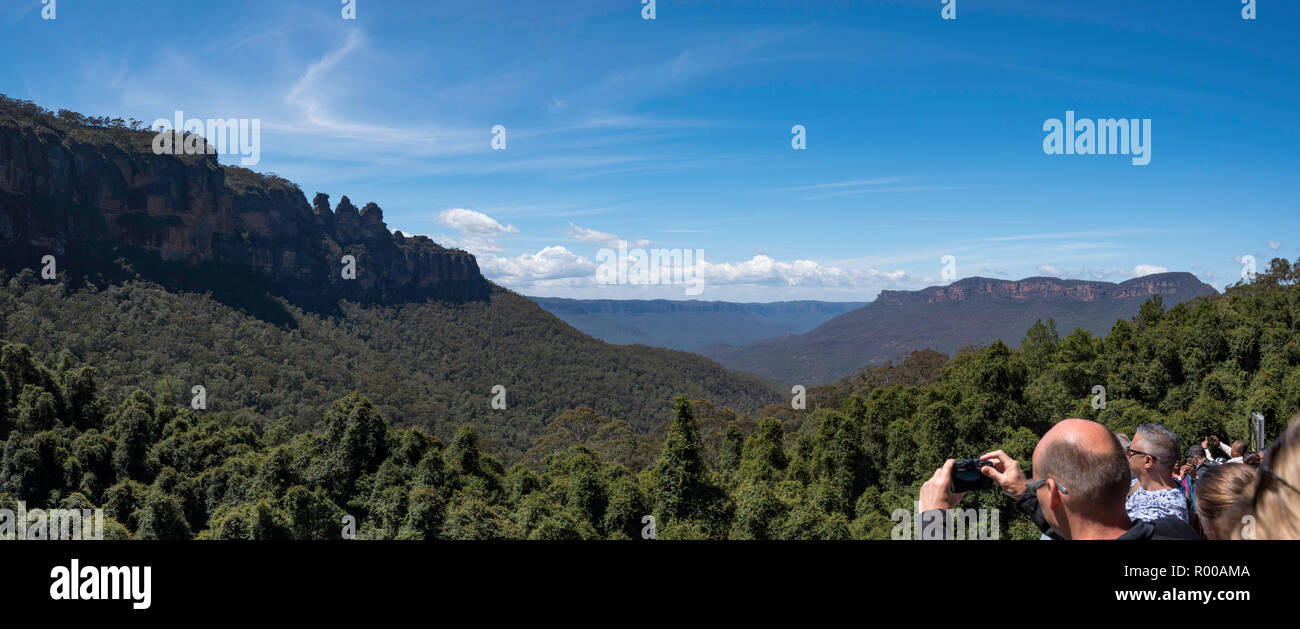La gente fotografiando las tres hermanas y el Parque Nacional Blue Mountains desde la base del Tren Escénico en Scenic World, Katoomba, Australia Foto de stock