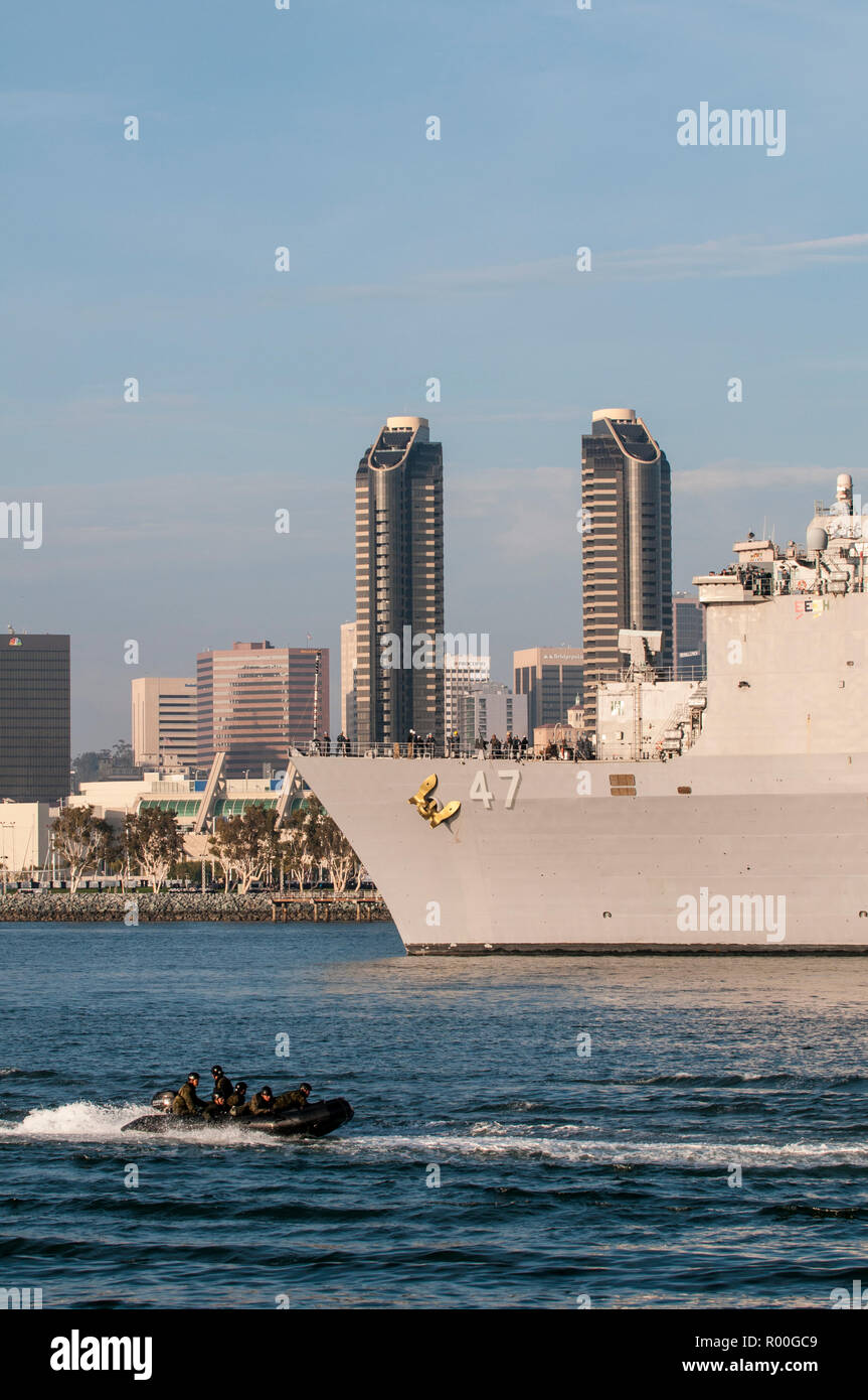 USS Rushmore (47) en los astilleros navales, Puerto de San Diego, San Diego, California. Foto de stock