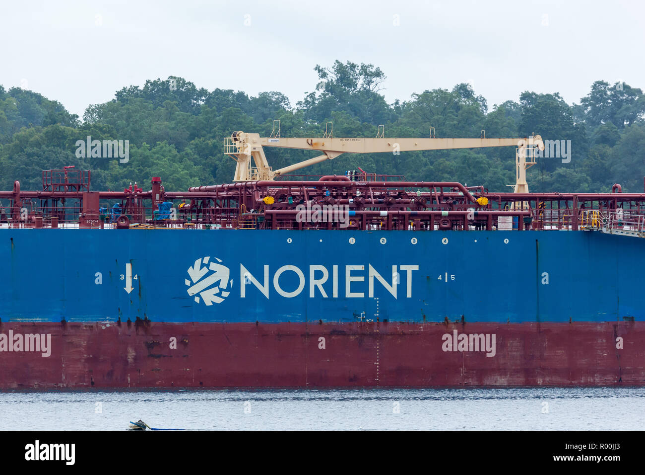 PERTH AMBOY, Nueva Jersey - Agosto 7, 2017: El Organizador Nord Petrolero navega por el Arthur Kill Foto de stock