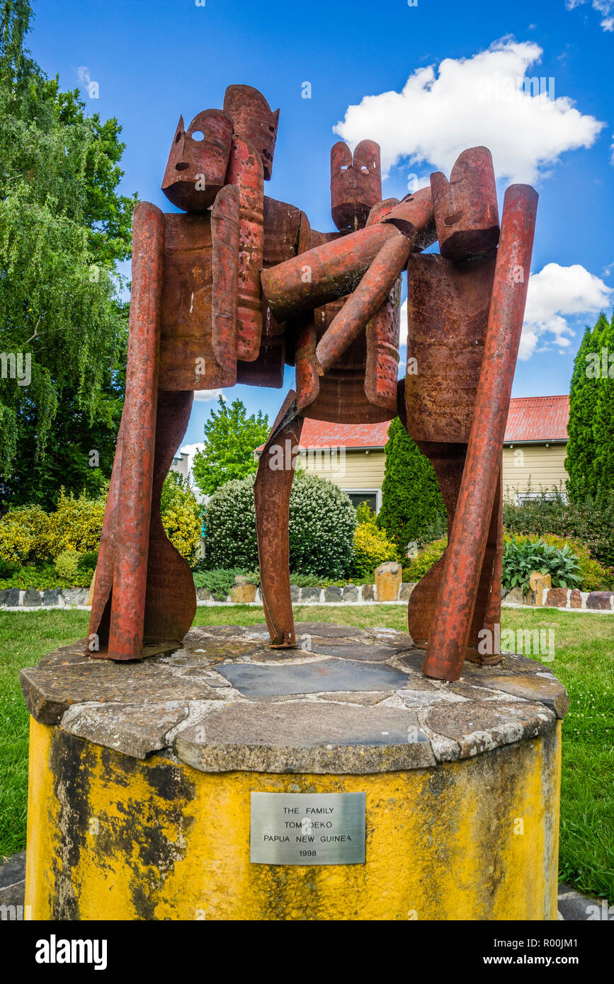 El acero escultura titulada "La Familia" por Tom Deko en el Memorial Park de Walcha es parte permanente de la galería al aire libre de la ciudad en th Foto de stock