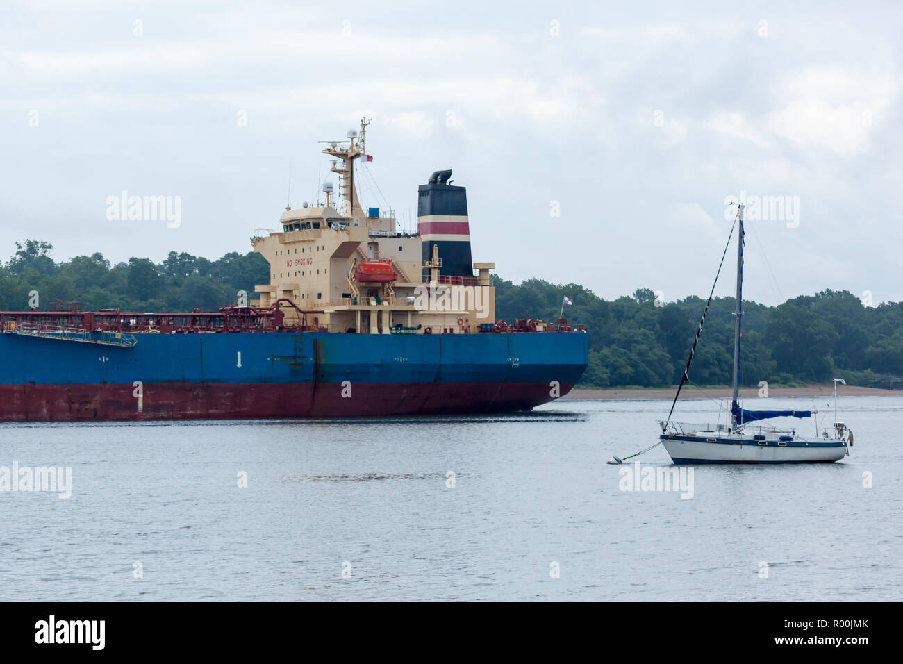 PERTH AMBOY, Nueva Jersey - Agosto 7, 2017: El Organizador Nord Petrolero navega por el Arthur Kill Foto de stock