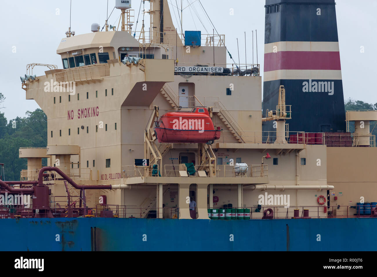 PERTH AMBOY, Nueva Jersey - Agosto 7, 2017: El Organizador Nord Petrolero navega por el Arthur Kill Foto de stock