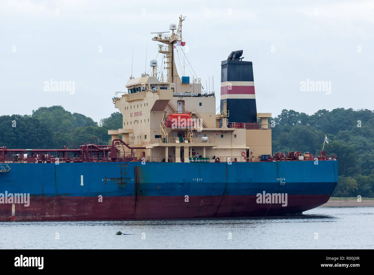 PERTH AMBOY, Nueva Jersey - Agosto 7, 2017: El Organizador Nord Petrolero navega por el Arthur Kill Foto de stock