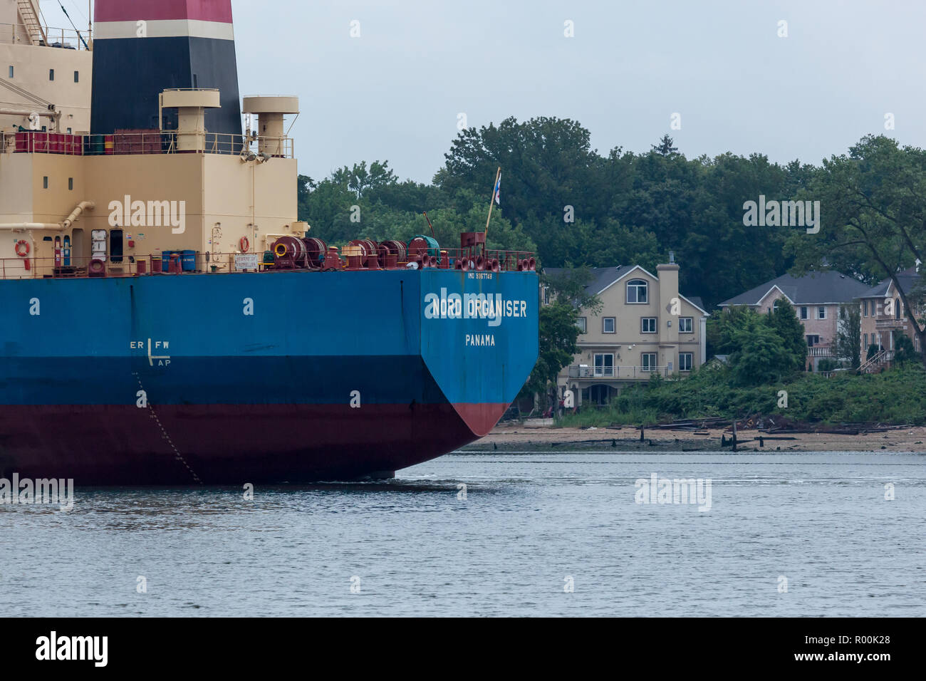 PERTH AMBOY, Nueva Jersey - Agosto 7, 2017: El Organizador Nord Petrolero navega por el Arthur Kill Foto de stock