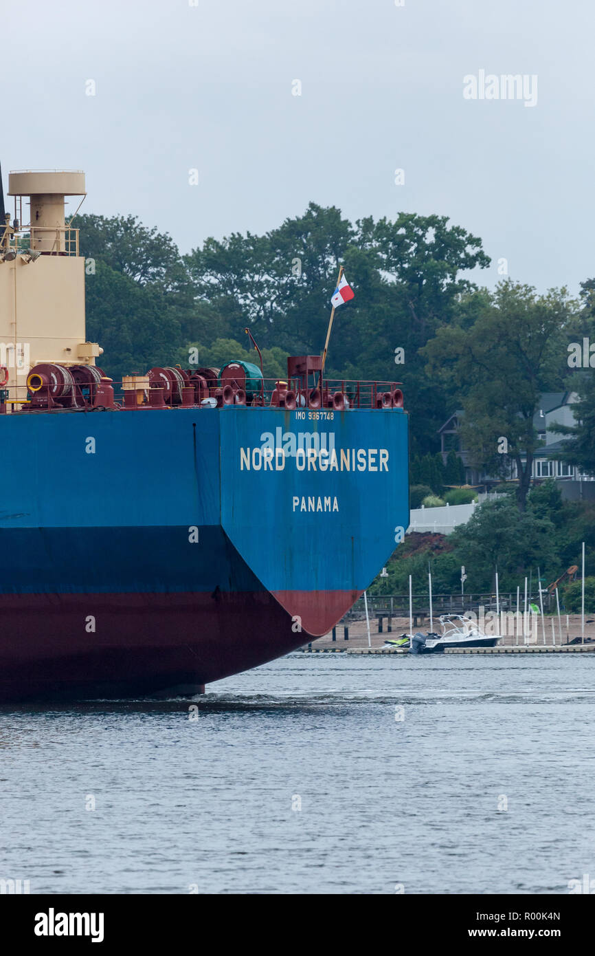 PERTH AMBOY, Nueva Jersey - Agosto 7, 2017: El Organizador Nord Petrolero navega por el Arthur Kill Foto de stock
