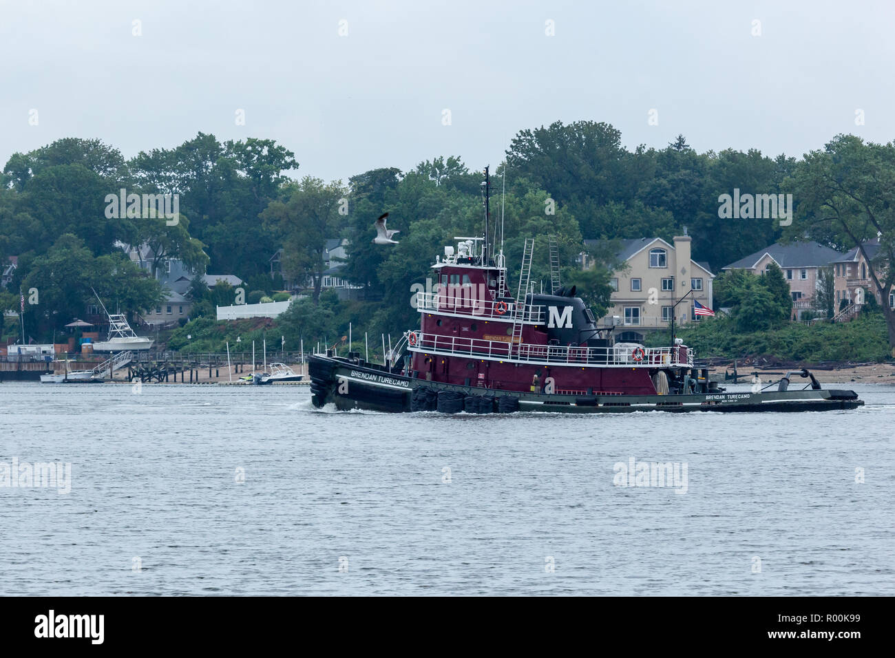 PERTH AMBOY, Nueva Jersey - Agosto 7, 2017: el remolcador Turecamo Brendan viaja el Arthur Kill entre Nueva Jersey y Staten Island. Foto de stock