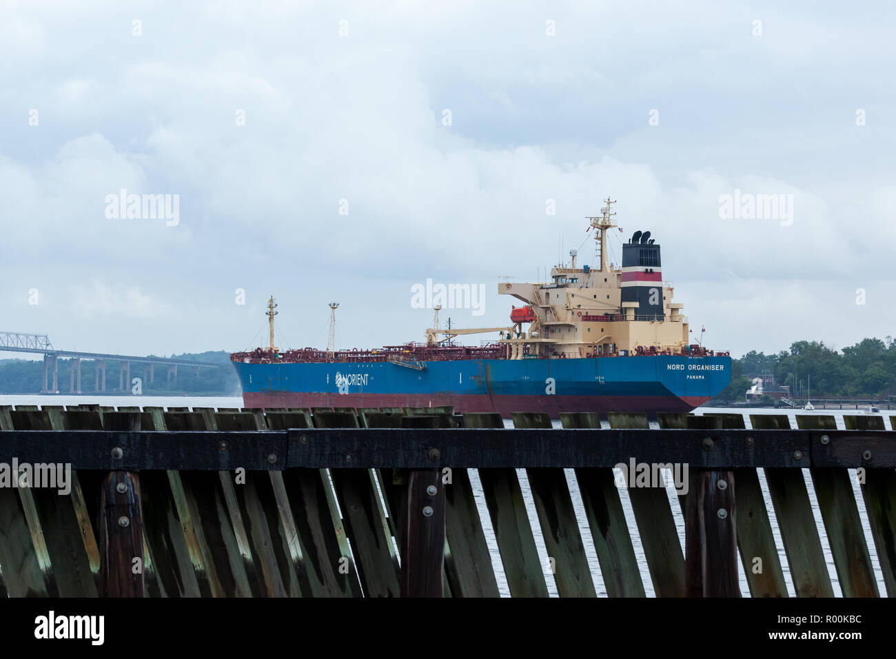 PERTH AMBOY, Nueva Jersey - Agosto 7, 2017: El Organizador Nord Petrolero navega por el Arthur Kill Foto de stock