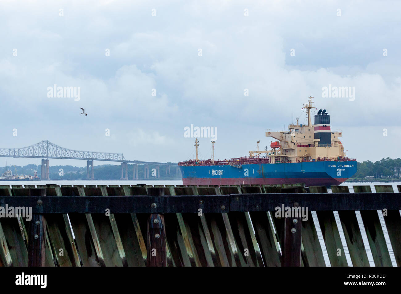 PERTH AMBOY, Nueva Jersey - Agosto 7, 2017: El Organizador Nord Petrolero navega por el Arthur Kill Foto de stock