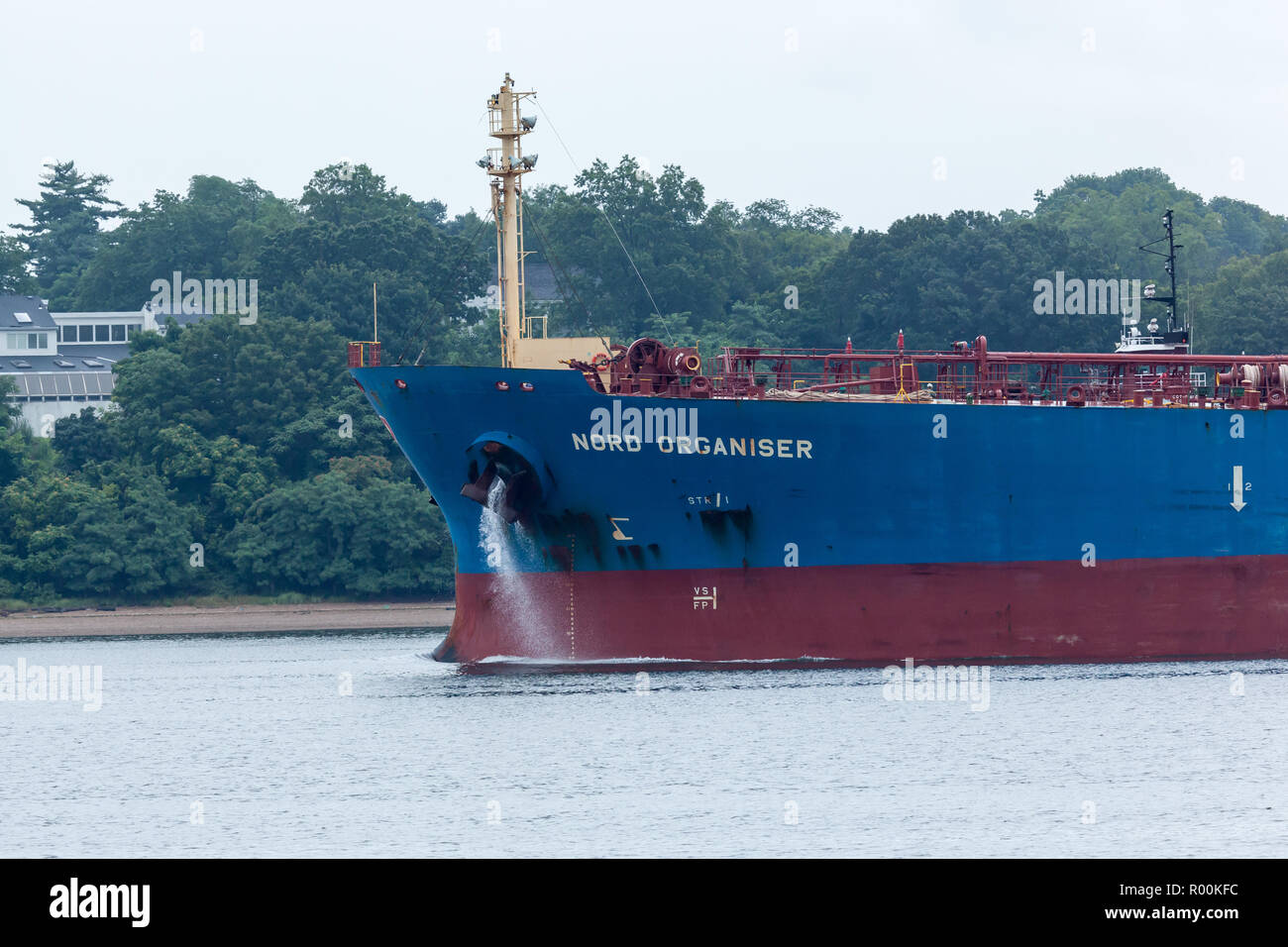 PERTH AMBOY, Nueva Jersey - Agosto 7, 2017: El Organizador Nord Petrolero navega por el Arthur Kill Foto de stock