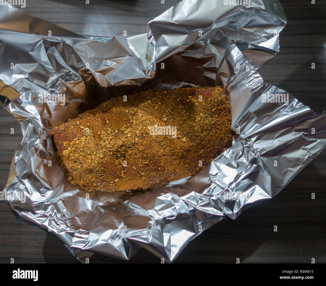 Una carne (carne asada) en papel de aluminio a la espera de ser puesto en  la owen para quedar listo Fotografía de stock - Alamy