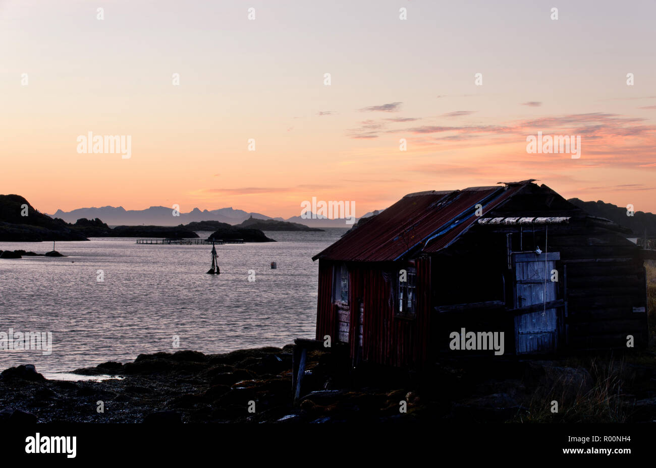 Amanecer en Steine, Lofoten, Noruega Foto de stock