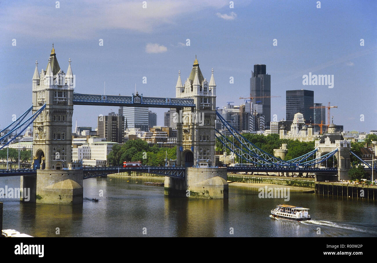 Tower Bridge y la ciudad de Londres, Inglaterra, Reino Unido. Circa 1980 Foto de stock