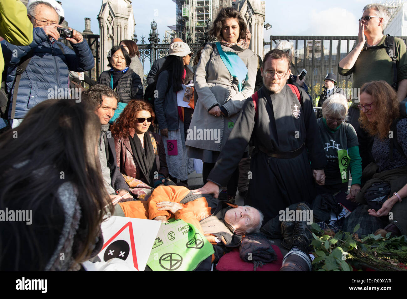 Los manifestantes bloquean la Plaza del Parlamento en Londres como el grupo ecologista extinción rebelión lanza una campaña de desobediencia civil masiva exigiendo la acción sobre el cambio climático. Foto de stock