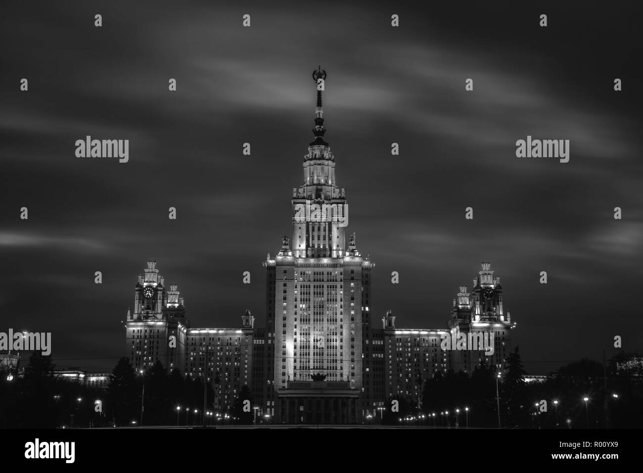 Moscú, Rusia. Universidad Estatal de Moscú Lomonosov en la noche durante la lluvia. Hito popular en Moscú, la capital de Rusia. Cielo oscuro, negro y whit Foto de stock