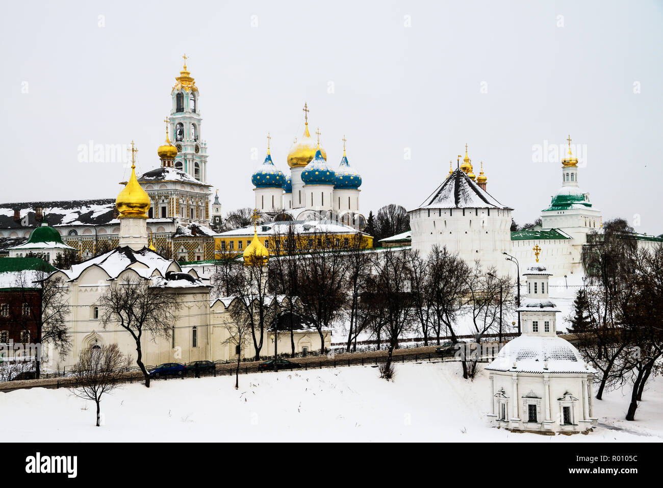 La Lavra de la Trinidad de San Sergio, un monasterio ruso en invierno. Edificio histórico y religioso cubierto con nieve. Es el centro espiritual de t Foto de stock