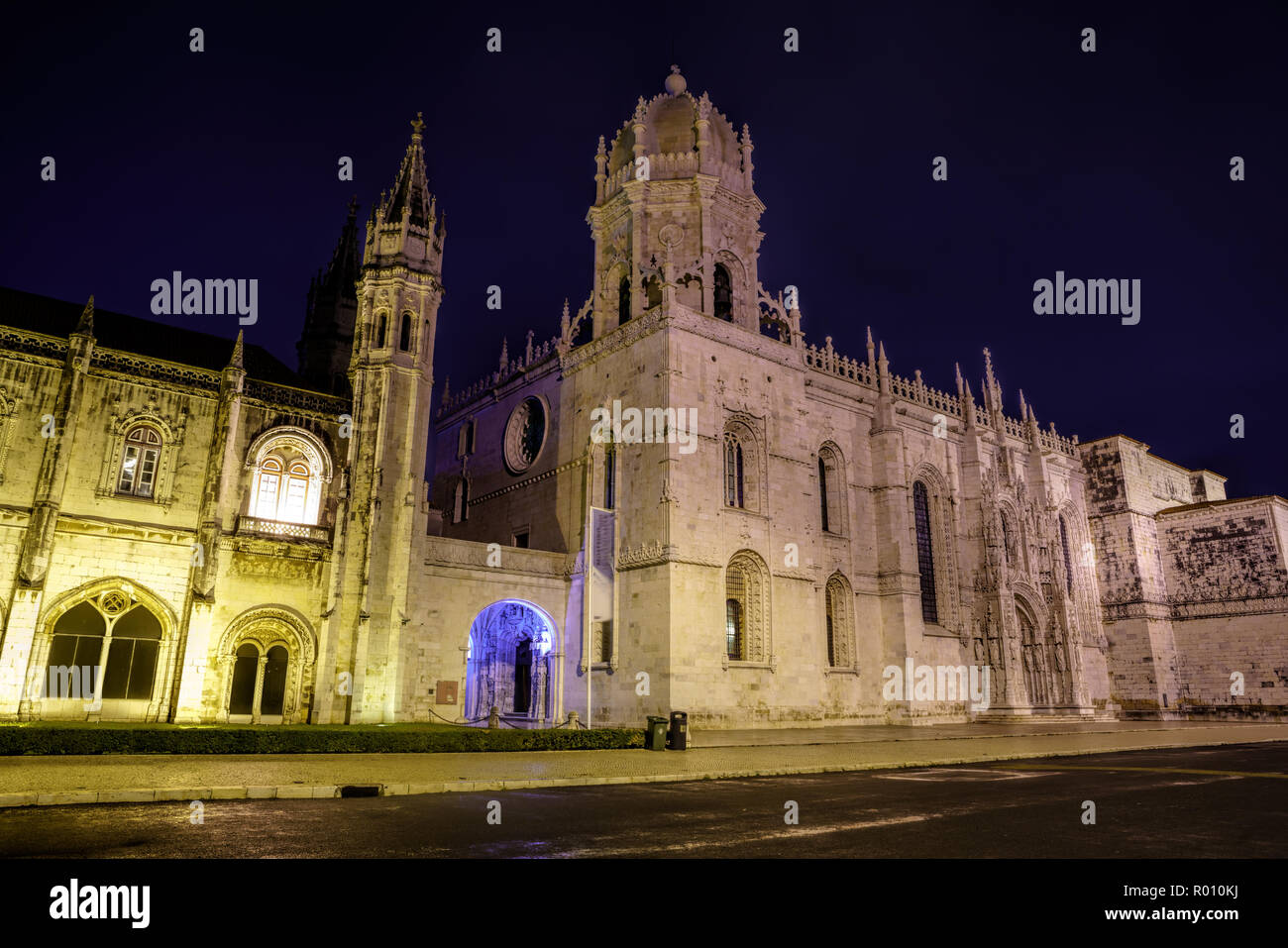 Fachada del Monasterio Jeronimos en el barrio de Belem de Lisboa, iluminada por la noche en el estilo manuelino Foto de stock