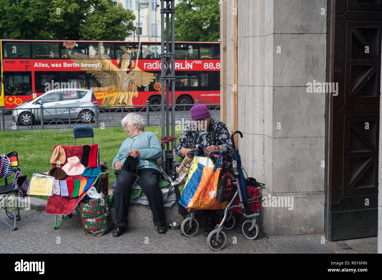 Berlín, Alemania, las mujeres tejiendo a Wittenbergplatz Foto de stock