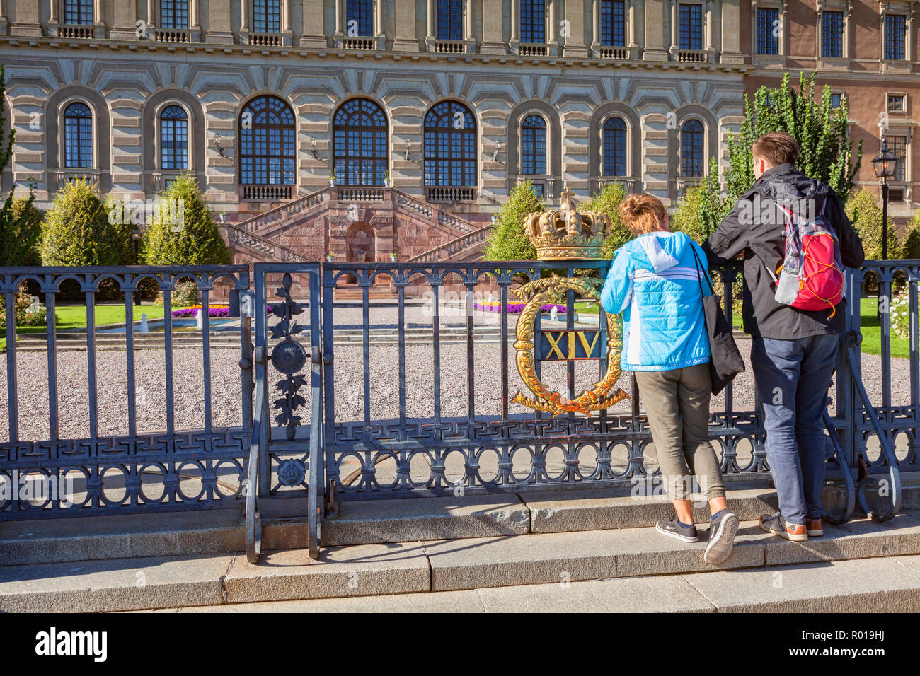16 de septiembre de 2018: Estocolmo, Suecia - Pareja joven paseos a las puertas del Palacio Real. Foto de stock