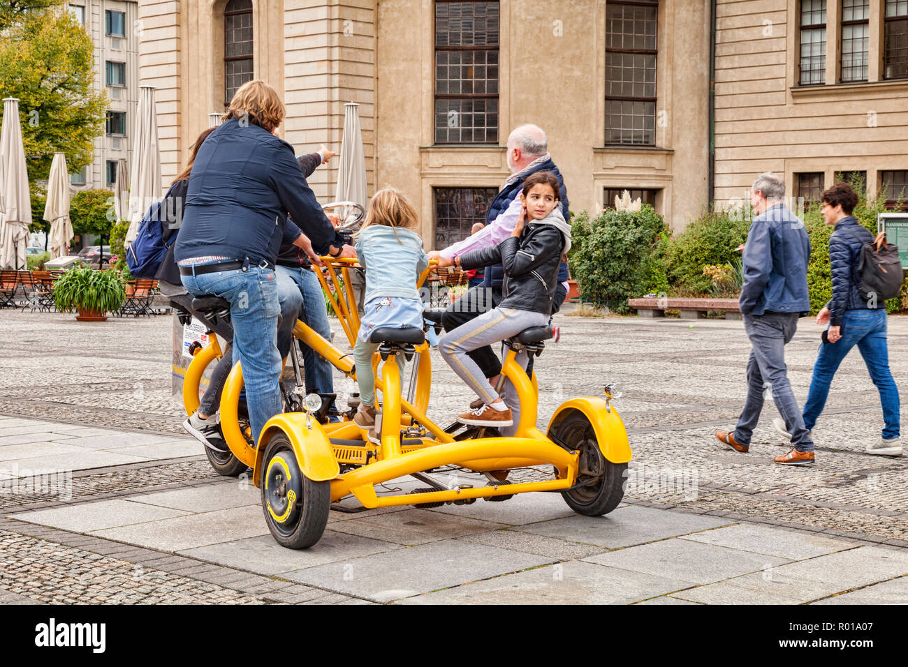 22 de septiembre de 2018: Berlín, Alemania - Familia montando una Funbike en el centro de Berlín, Alemania. Foto de stock