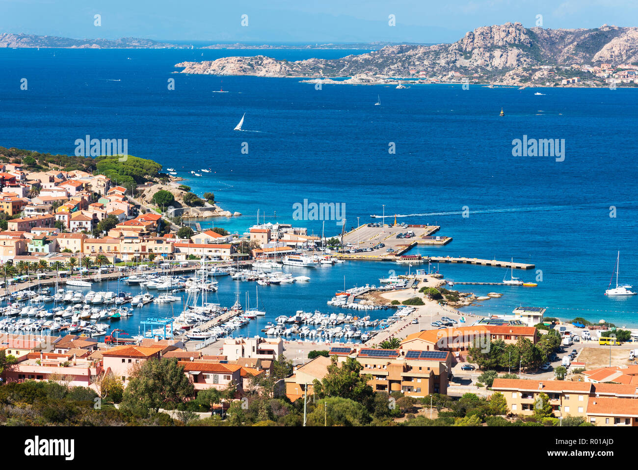 Una vista panorámica de Palau, en Cerdeña, Italia, con su puerto deportivo  en primer plano, y el Archipiélago de La Magdalena en el fondo Fotografía  de stock - Alamy