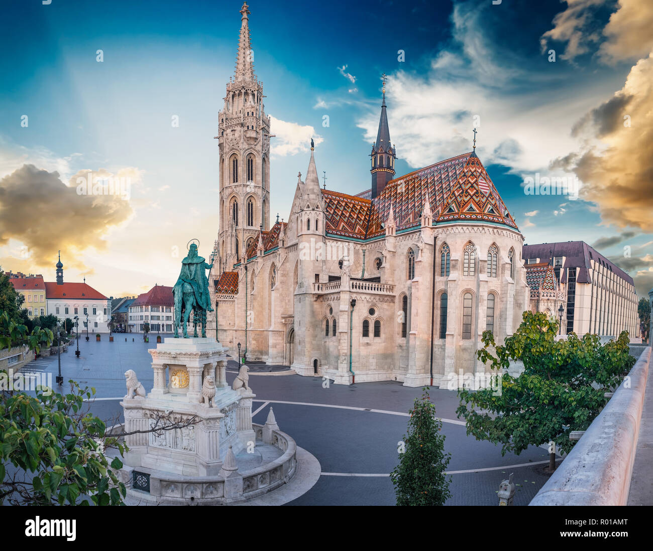 Iglesia de San Matías en el Bastión de los pescadores, en Budapest, Hungría  Fotografía de stock - Alamy