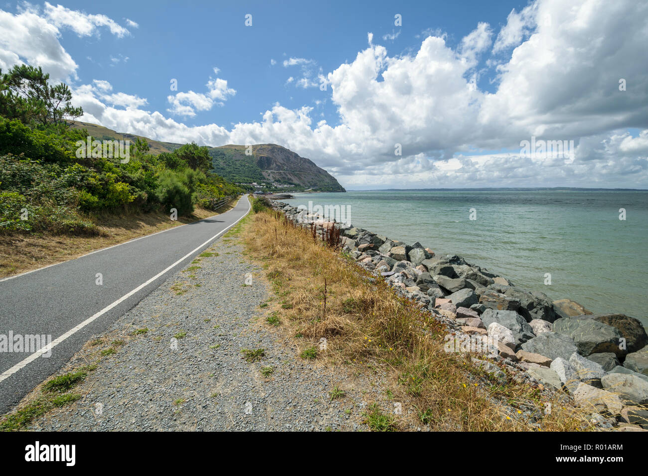 Penmaenmawr sendero costero en la costa norte de Gales, Reino Unido Foto de stock