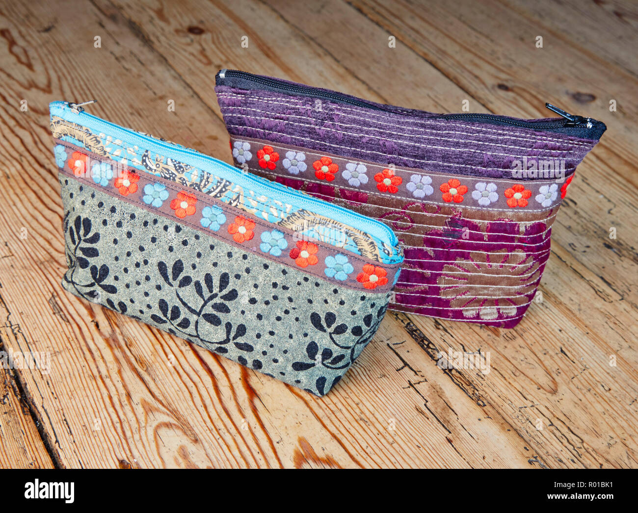 Dos bolsas de tela artesanales hechas por Heather Maund Foto de stock